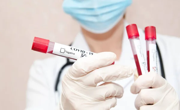 Krankenschwester Hält Reagenzglas Mit Blut Für 2019 Ncov Analyse Coronavirus — Stockfoto