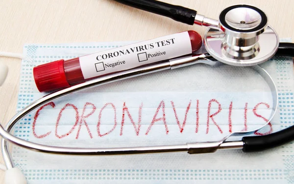 Coronavirus kan testi konsepti. Laboratuvar masası üzerinde koronavirüs pozitif kan olan test tüpü. Tıbbi konsept