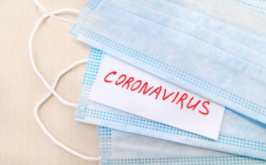 Coronavirus covid-19 konsepti. Tıbbi koruyucu yüz maskeleri ve koronavirüs izole edilmiş. 