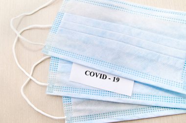 Coronavirus covid-19 konsepti. Tıbbi koruyucu yüz maskeleri ve covid-19 izole edilmiş. 