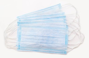 Coronavirus covid-19 konsepti. Tıbbi koruyucu maskeler beyaz bir maskede.