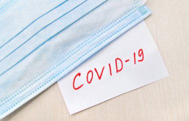Coronavirus covid-19 konsepti. Tıbbi koruyucu yüz maskeleri ve covid-19 izole edilmiş. 