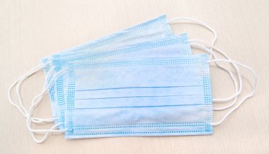 Coronavirus covid-19 konsepti. Tıbbi koruyucu yüz maskeleri izole edildi. 
