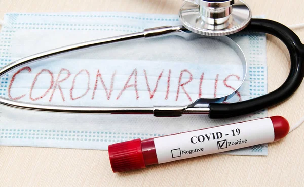 Coronavirus Kan Testi Konsepti Laboratuvar Masası Üzerinde Koronavirüs Pozitif Kan — Stok fotoğraf