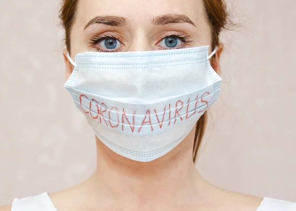 Coronavirus Covid Koncept Tvář Mladé Ženy Dívka Medcal Maska Izolované — Stock fotografie