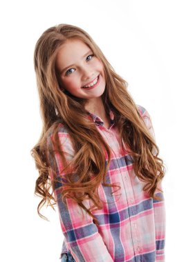 Beyaz bir arka planda izole edilmiş sevimli gülümseyen küçük kız çocuğunun portresi.