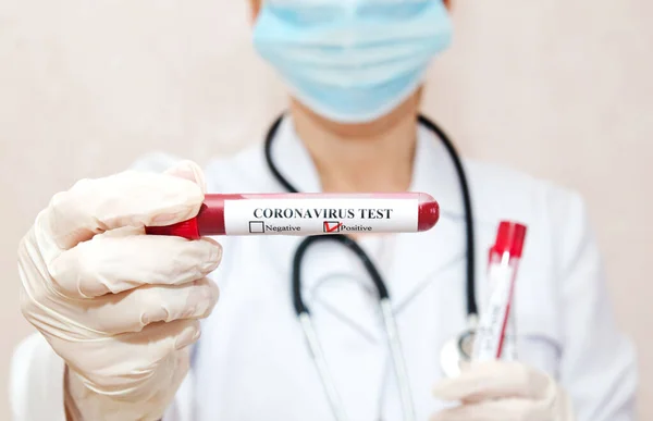 Krankenschwester Hält Reagenzglas Mit Blut Für 2019 Ncov Analyse Coronavirus — Stockfoto