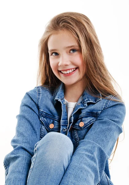 Портрет Чарівної Усміхненої Маленької Дівчинки Дитячої Ятнадцятирічної Ізольованої Білому Тлі — стокове фото
