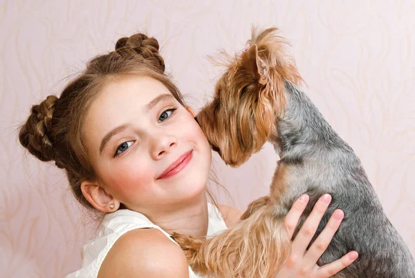 Adorable Petite Fille Souriante Écolière Tenant Jouant Avec Chien Compagnie — Photo