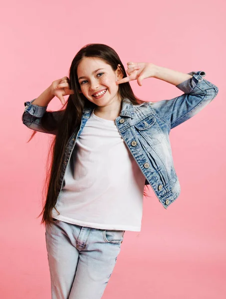 Retrato Adorable Niña Sonriente Niña Jeans Aislados Sobre Fondo Rosa — Foto de Stock