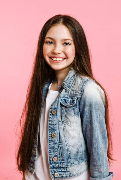 Retrato Adorable Niña Sonriente Niña Jeans Aislados Sobre Fondo Rosa — Foto de Stock