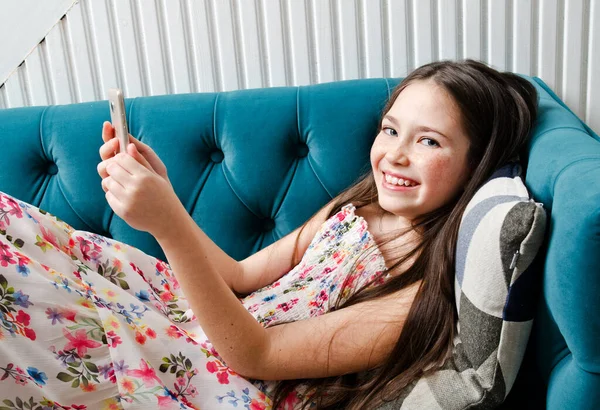 Ritratto Carina Bambina Sorridente Preadolescente Che Gioca Con Smartphone Del — Foto Stock