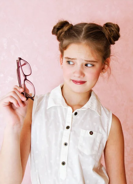 Deluso Insoddisfatto Bambina Preadolescente Con Occhiali Vista Istruzione Scuola Visione — Foto Stock