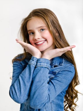 Beyaz bir arka planda izole edilmiş sevimli gülümseyen küçük kız çocuğunun portresi. Diş Konsepti