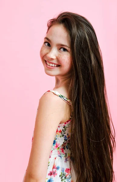 Retrato Adorable Niña Sonriente Preadolescente Aislado Sobre Fondo Rosa — Foto de Stock