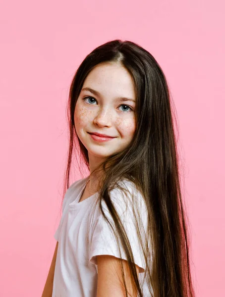 Retrato Adorable Niña Sonriente Preadolescente Aislado Sobre Fondo Rosa — Foto de Stock