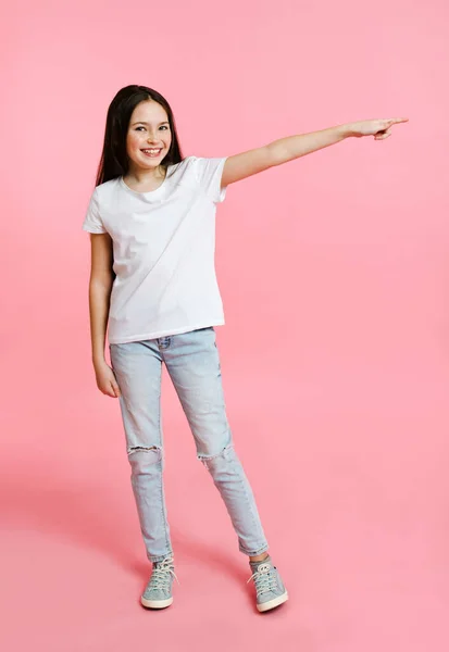 Retrato Adorable Niña Sonriente Preadolescente Camiseta Blanca Señalando Algo Con — Foto de Stock