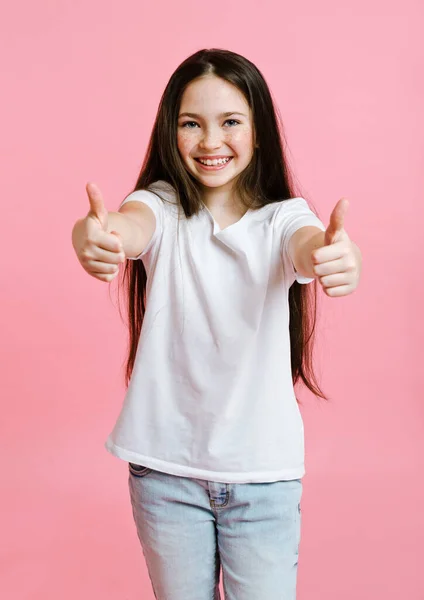 Retrato Adorable Niña Sonriente Preadolescente Camiseta Blanca Con Dos Dedos —  Fotos de Stock