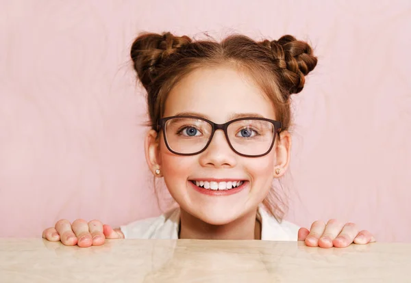 可愛いです女の子子供Preteenで眼鏡教育 学校とビジョンコンセプト絶縁上のピンク — ストック写真