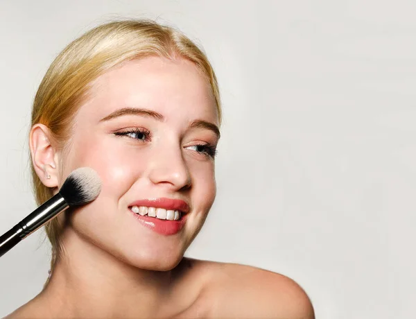 Retrato Hermosa Rubia Joven Cara Sosteniendo Maquillaje Cepillos Chica Modelo — Foto de Stock