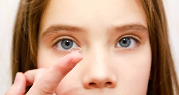 Little Girl Child Putting Contact Lens Her Eye Closeup Vision — Stock Photo, Image