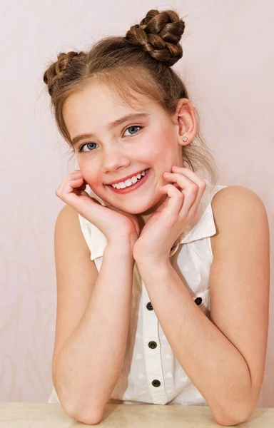 Портрет Чарівної Усміхненої Маленької Дівчинки Дитини Дев Ятнадцять Ізольованих Стоматологічна — стокове фото