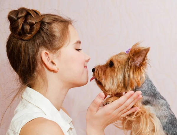 愛らしい笑顔女の子子供女子学生保持しますととともにペット犬ヨークシャーテリア — ストック写真