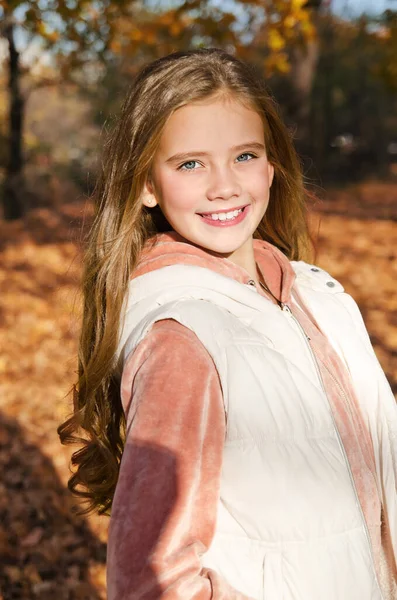公园外可爱的笑着的小女孩的秋天画像 — 图库照片