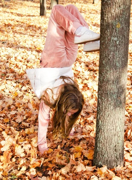 Höstporträtt Bedårande Leende Liten Flicka Barn Preteen Kul Parken Utomhus — Stockfoto