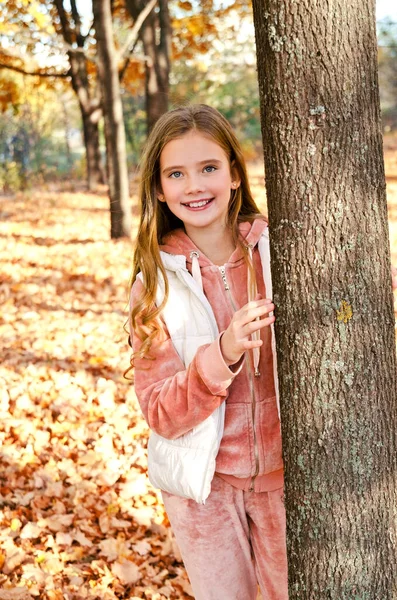 Podzimní Portrét Rozkošné Usmívající Holčičky Před Dospívající Stojící Stromu Parku — Stock fotografie