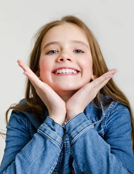 基于白色背景的牙齿概念孤立的可爱微笑的小女孩的画像 — 图库照片