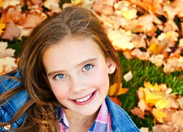 Осенний Портрет Очаровательной Улыбающейся Маленькой Девочки Лежащей Листьях Парке Открытом — стоковое фото