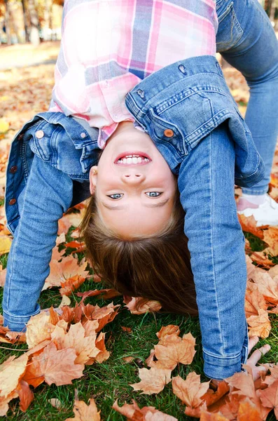 Retrato Outono Adorável Sorridente Menina Criança Cabeça Para Baixo Grama — Fotografia de Stock