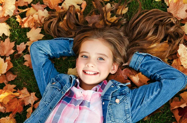 Höstporträtt Bedårande Leende Liten Flicka Barn Preteen Liggande Löv Parken — Stockfoto