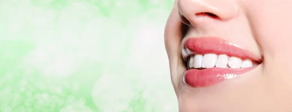 美丽的女人在模糊的绿色背景上带着巨大的白色牙齿微笑 牙科和医疗保健概念 — 图库照片