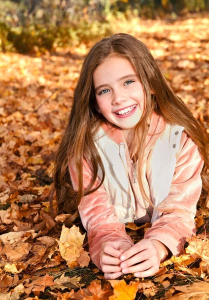 Podzimní Portrét Rozkošné Usměvavé Holčičky Před Pubertou Ležící Listí Parku — Stock fotografie