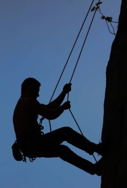 Ekipman kaya tırmanışı ve taşkın tırmanma adam.