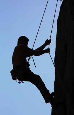 Ekipman kaya tırmanışı ve taşkın tırmanma adam.