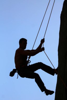 Ekipman kaya tırmanışı ve taşkın tırmanma adam.