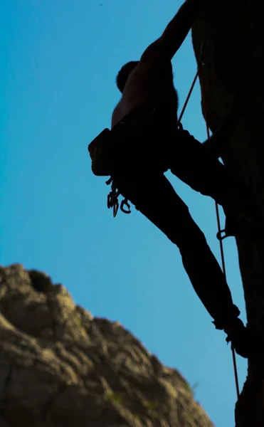 Horolezec s horolezecké vybavení v propast. — Stock fotografie