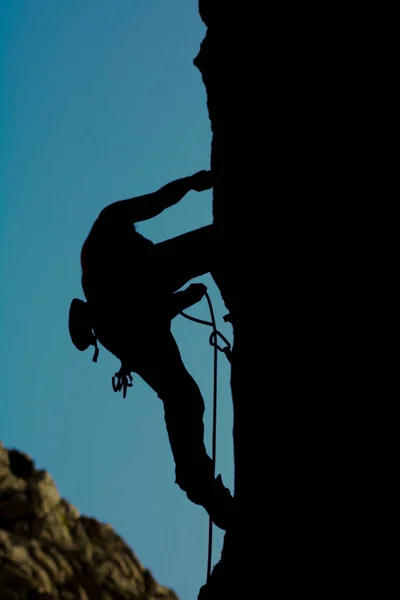 Scalatore di roccia con attrezzatura da arrampicata . — Foto Stock