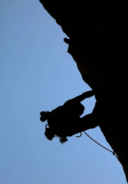 登山装備のロック ・ クライマー. — ストック写真