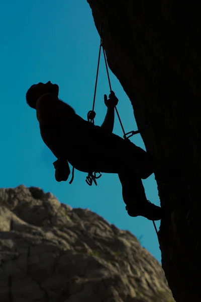 登山装備、見上げると岩登り. — ストック写真