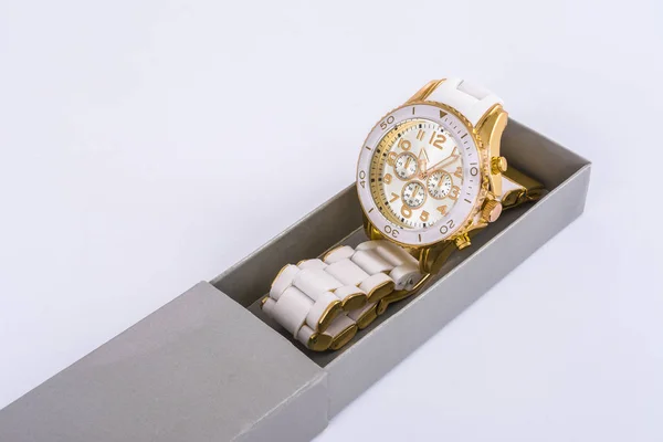 Жіночі біло-золоті годинники в сірій коробці — стокове фото