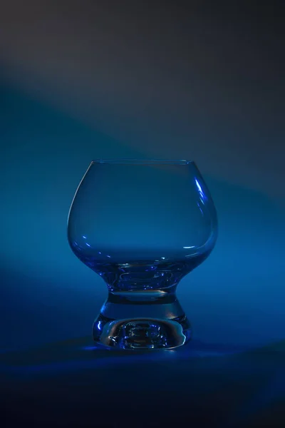Petit verre en lumière bleue — Photo