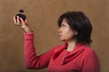 Bir kadın parfüm bir şişe kırmızı ceketli