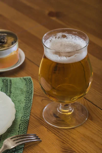 Vaso de cerveza ámbar en la mesa de comedor —  Fotos de Stock