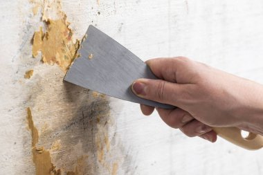 Tadilat ve inşaat - el bir spatula ile duvar boyama önce korur