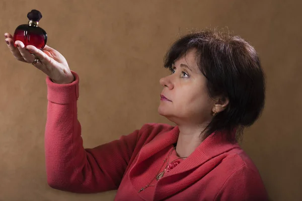 Uma Mulher Casaco Vermelho Com Uma Garrafa Perfume Perfil — Fotografia de Stock