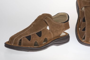 Kahverengi erkek süet sandalet, beyaz zemin üzerine yaz